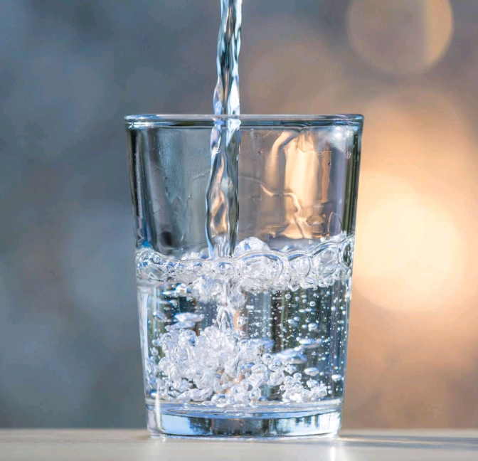 5 reasons you should drink water first thing in the morning